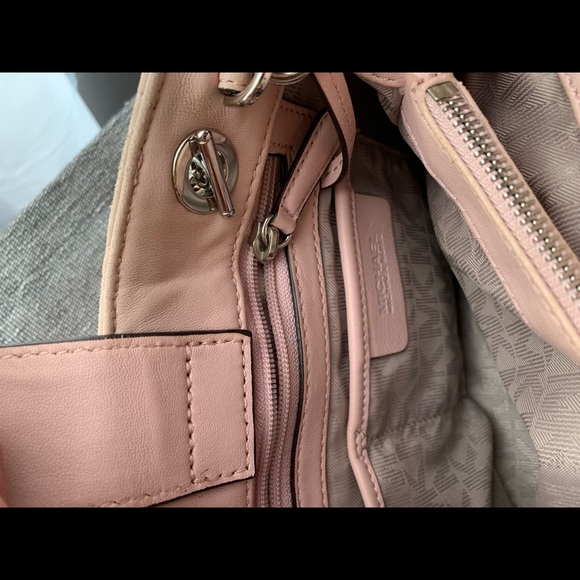 Michael Kors Shoulder Crossbody Bag Size 8L x 10W x 5D - Picture 17 of 17